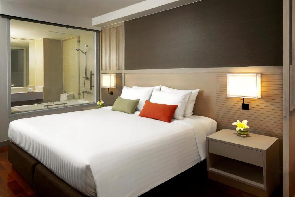 Cross pattaya pratamnak. Courtyard Marriott South Pattaya. Паттайи комнаты. Отель Marriott Паттайя территория. Отель Marriott Паттайя территория бассейн.