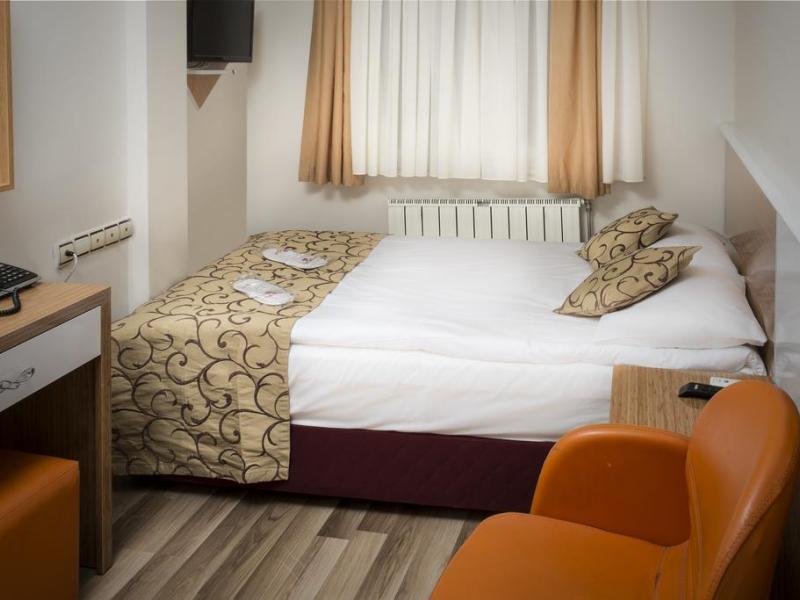 Lal Hotel