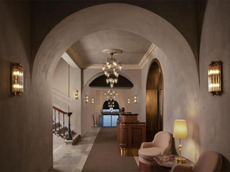 Adahan DeCamondo Pera, Autograph Collection