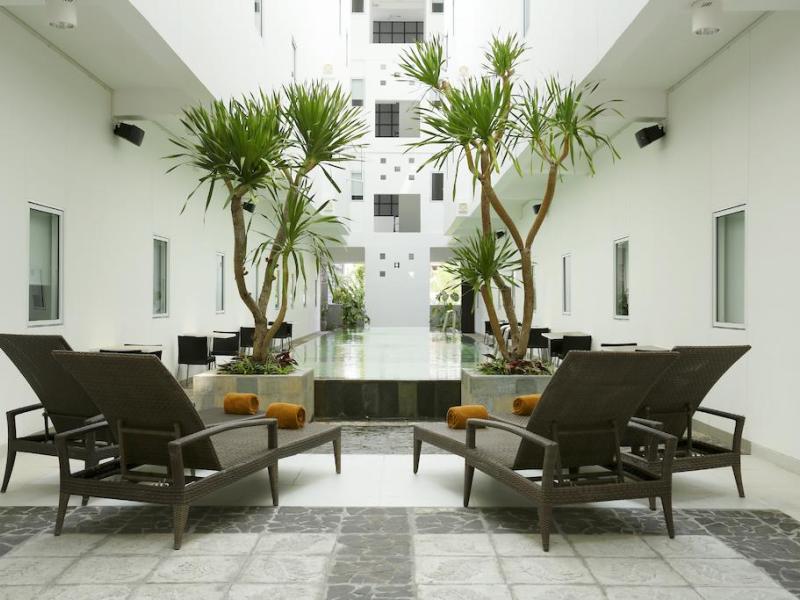 Amaris Hotel Sunset Road