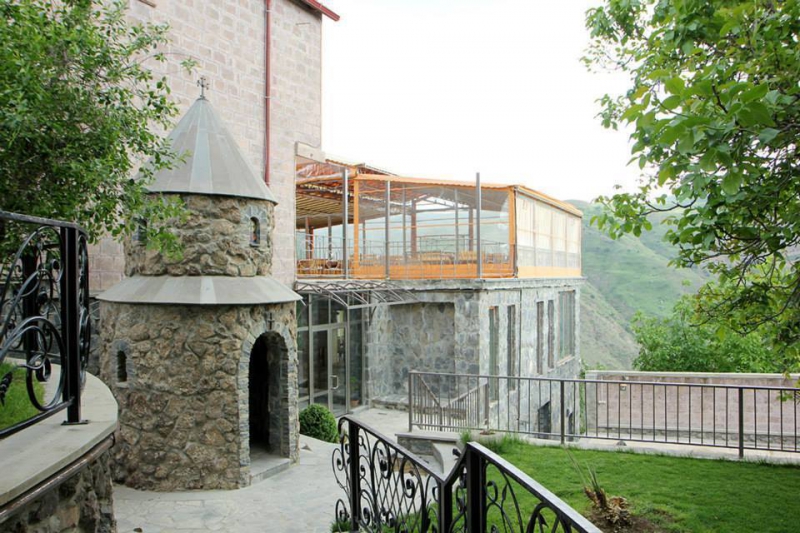 7 Qar (Garni)