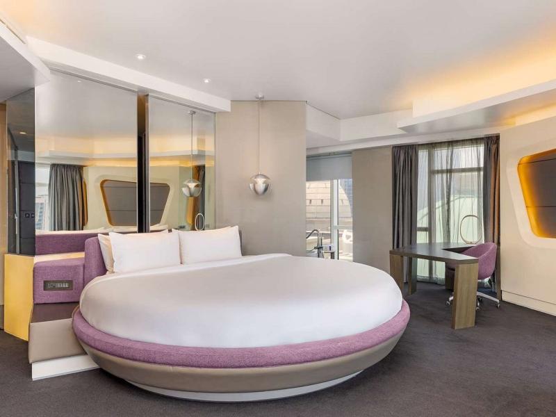 V Hotel Curio Collection By Hilton