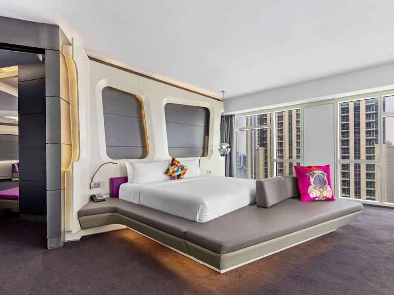 V Hotel Curio Collection By Hilton