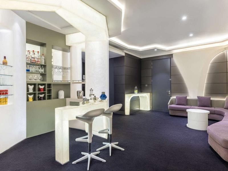 V Hotel Curio Collection By Hilton