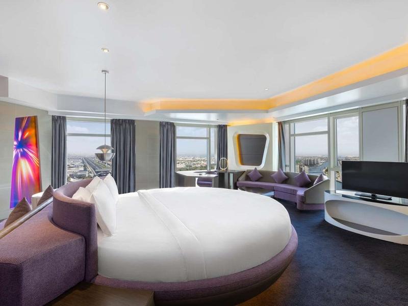 V Hotel Curio Collection By Hilton