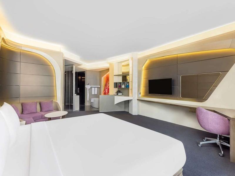 V Hotel Curio Collection By Hilton