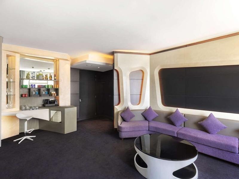 V Hotel Curio Collection By Hilton