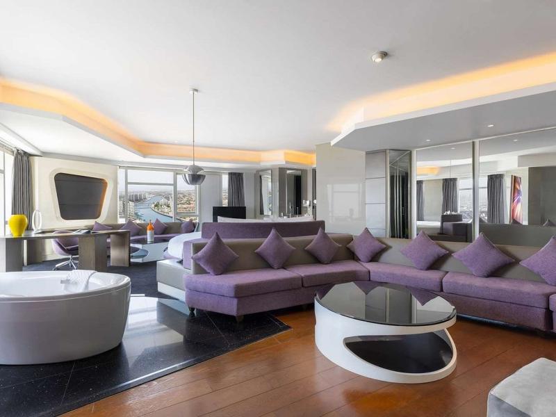 V Hotel Curio Collection By Hilton