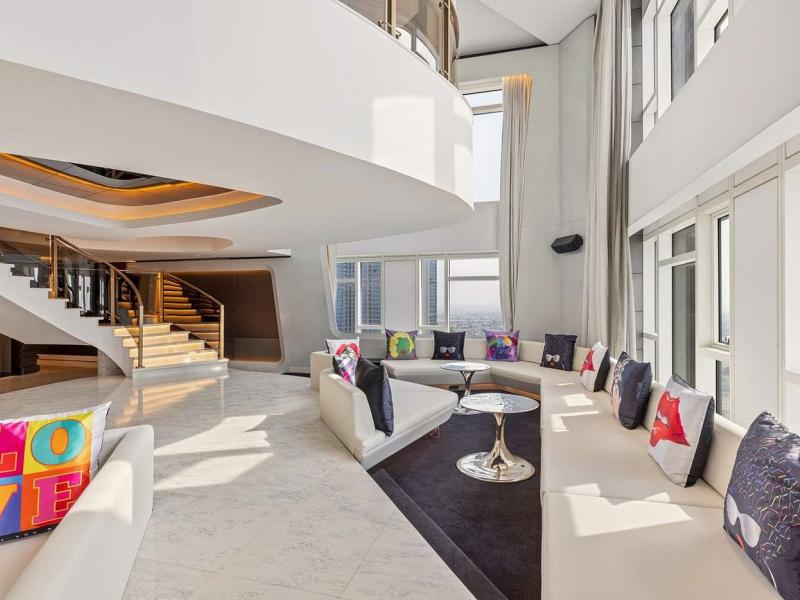 V Hotel Curio Collection By Hilton