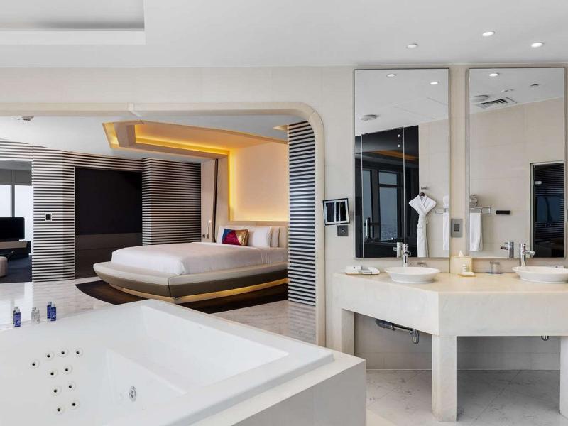 V Hotel Curio Collection By Hilton