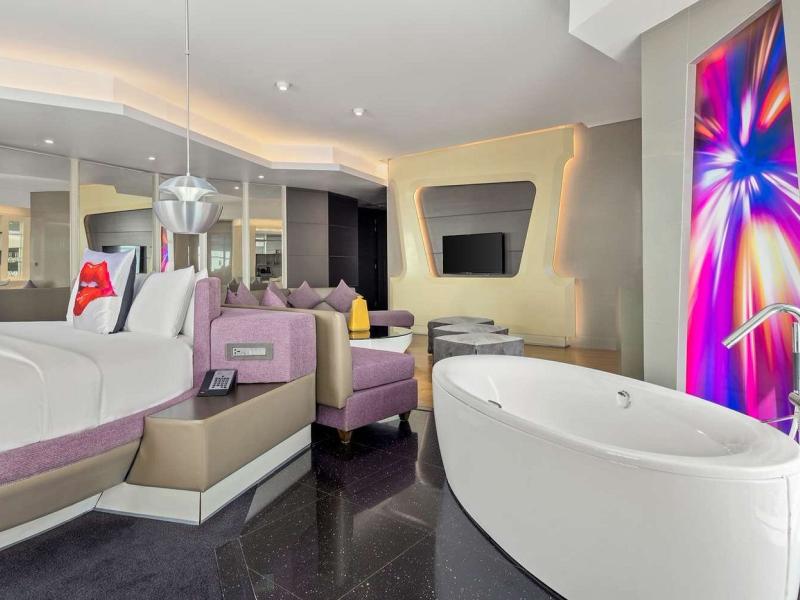 V Hotel Curio Collection By Hilton