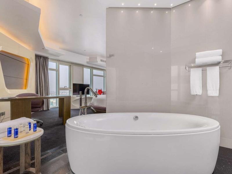 V Hotel Curio Collection By Hilton