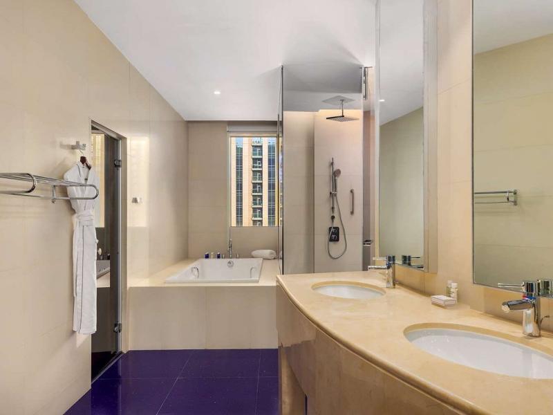 V Hotel Curio Collection By Hilton