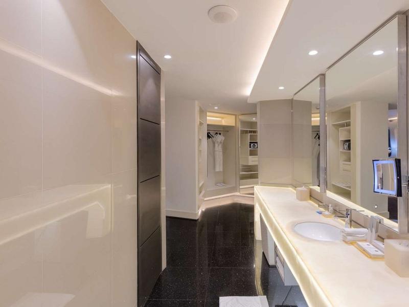 V Hotel Curio Collection By Hilton