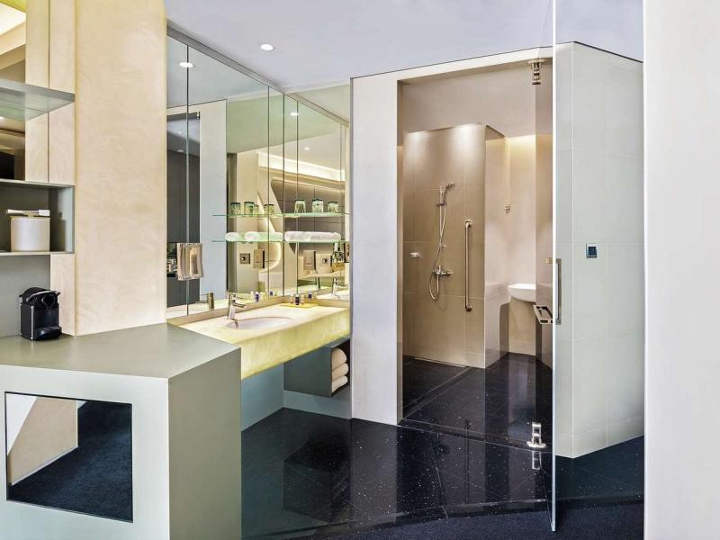 V Hotel Curio Collection By Hilton