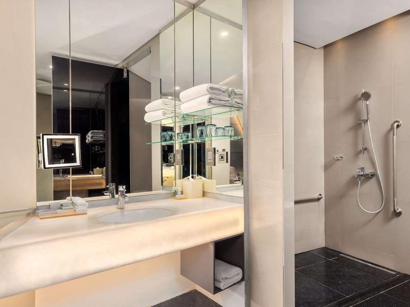 V Hotel Curio Collection By Hilton