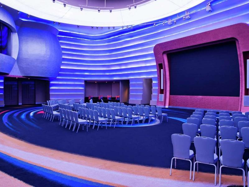 V Hotel Curio Collection By Hilton