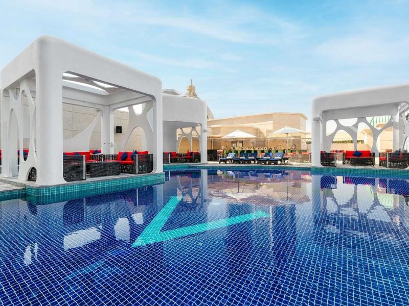 V Hotel Curio Collection By Hilton