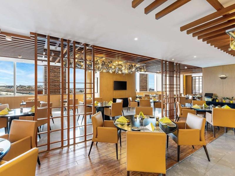 V Hotel Curio Collection By Hilton