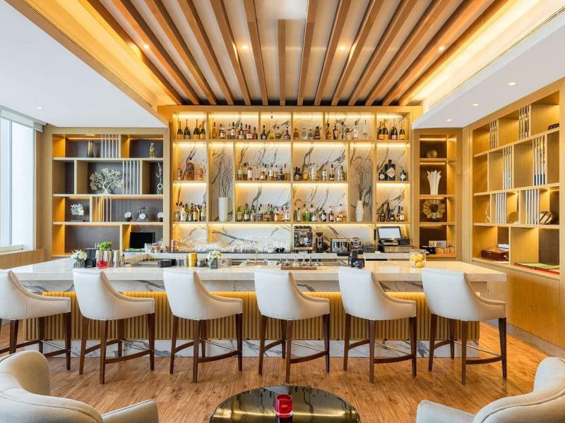 V Hotel Curio Collection By Hilton