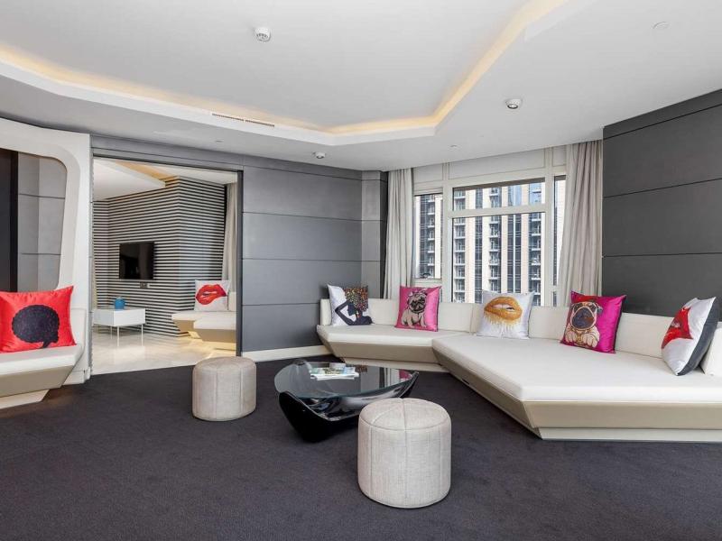 V Hotel Curio Collection By Hilton