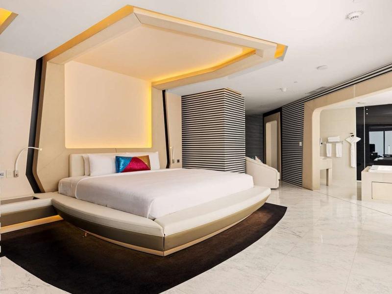 V Hotel Curio Collection By Hilton