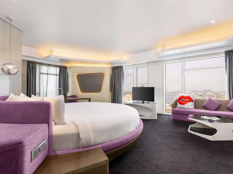 V Hotel Curio Collection By Hilton