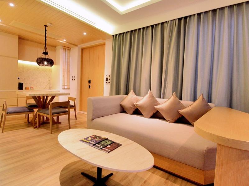 Crest Resort & Pool Villas