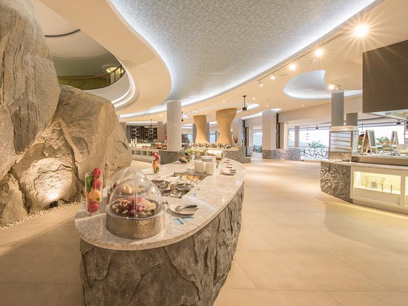 Crest Resort & Pool Villas