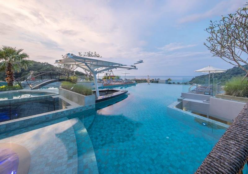 Crest Resort & Pool Villas