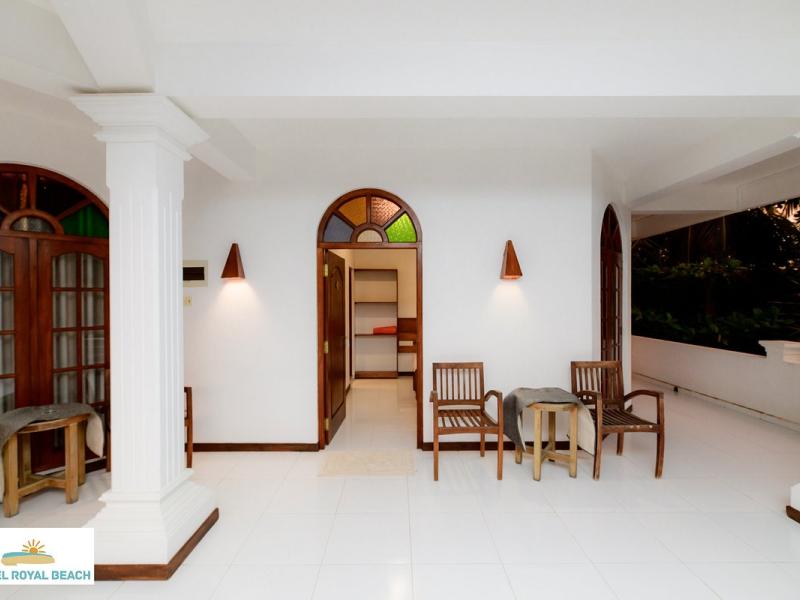 Royal Beach Hotel & Restaurant