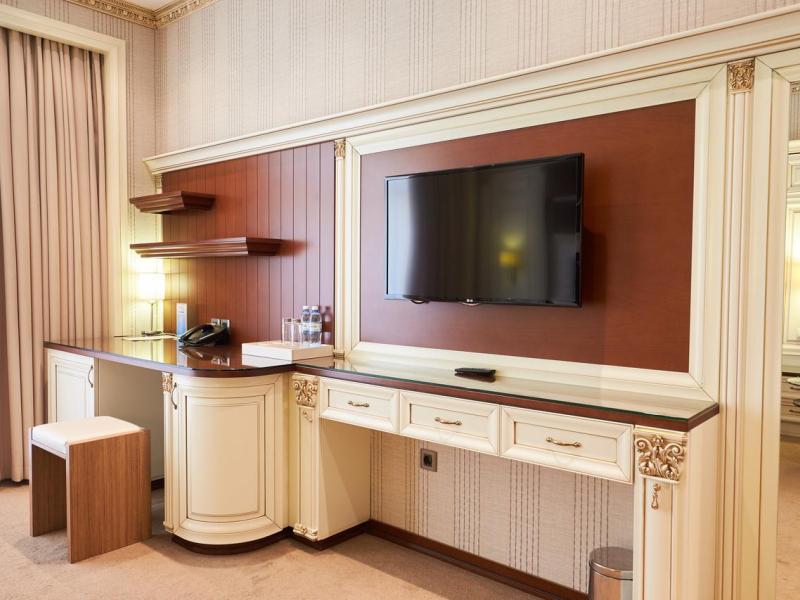 Boulevard Side Hotel