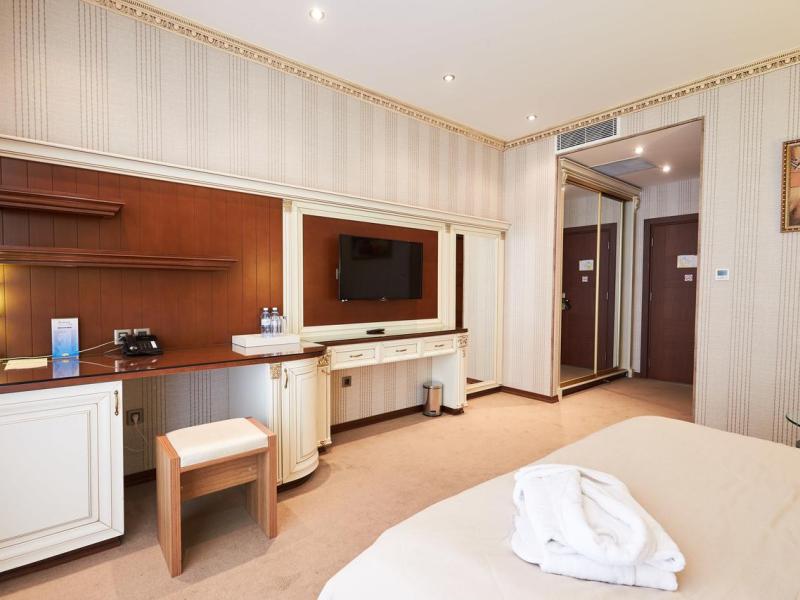 Boulevard Side Hotel