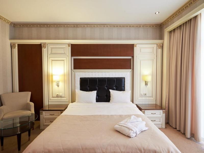 Boulevard Side Hotel