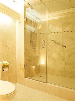 Courtleigh Hotel and Suites