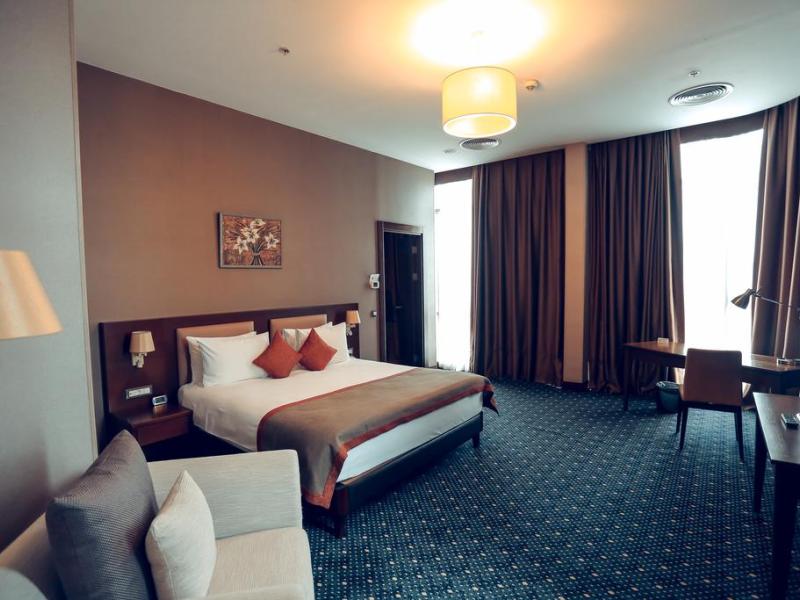 Parkside Hotel & Apartments