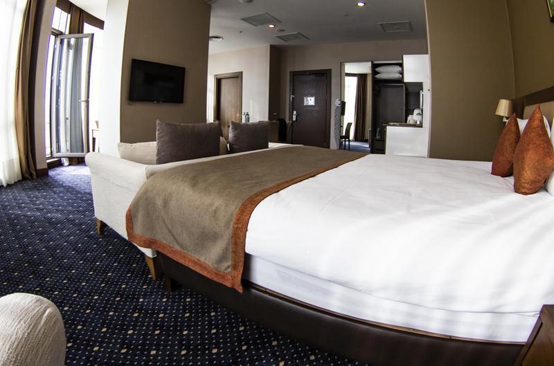 Parkside Hotel & Apartments