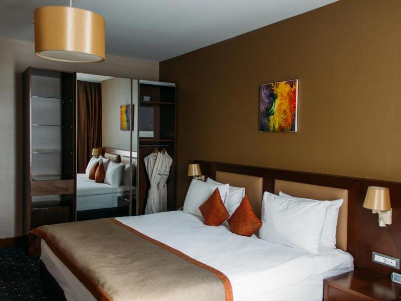 Parkside Hotel & Apartments