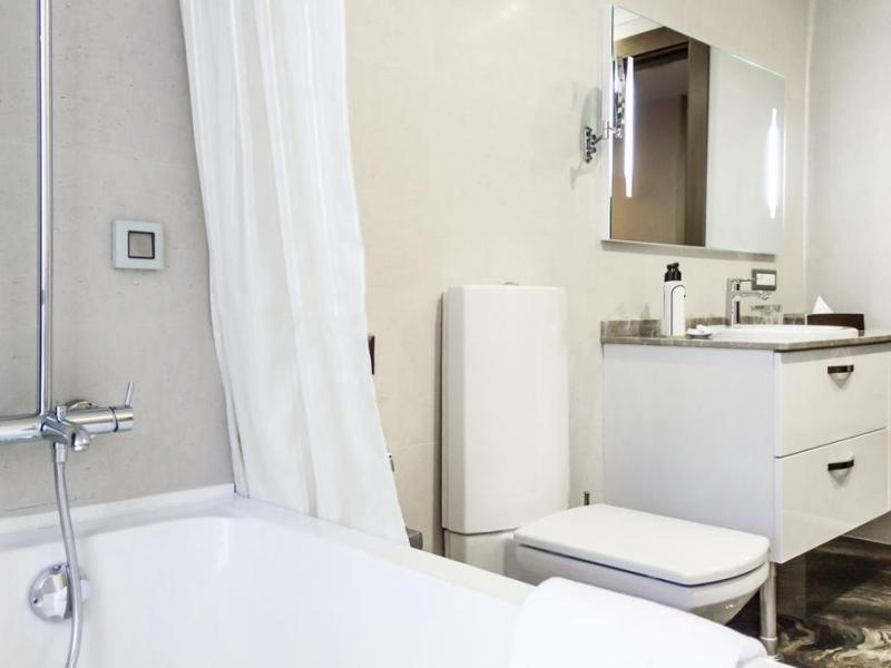 Parkside Hotel & Apartments