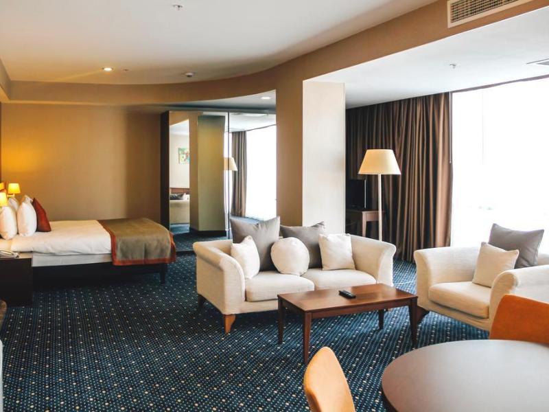 Parkside Hotel & Apartments