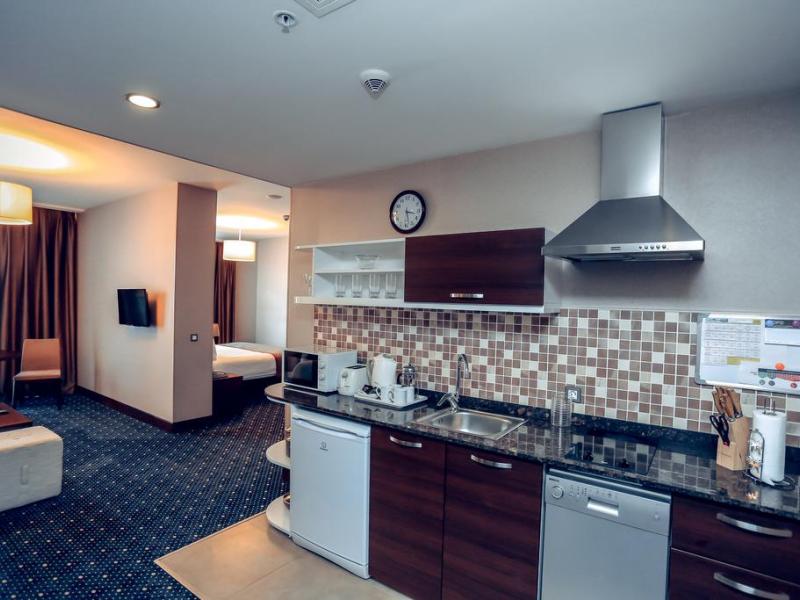 Parkside Hotel & Apartments