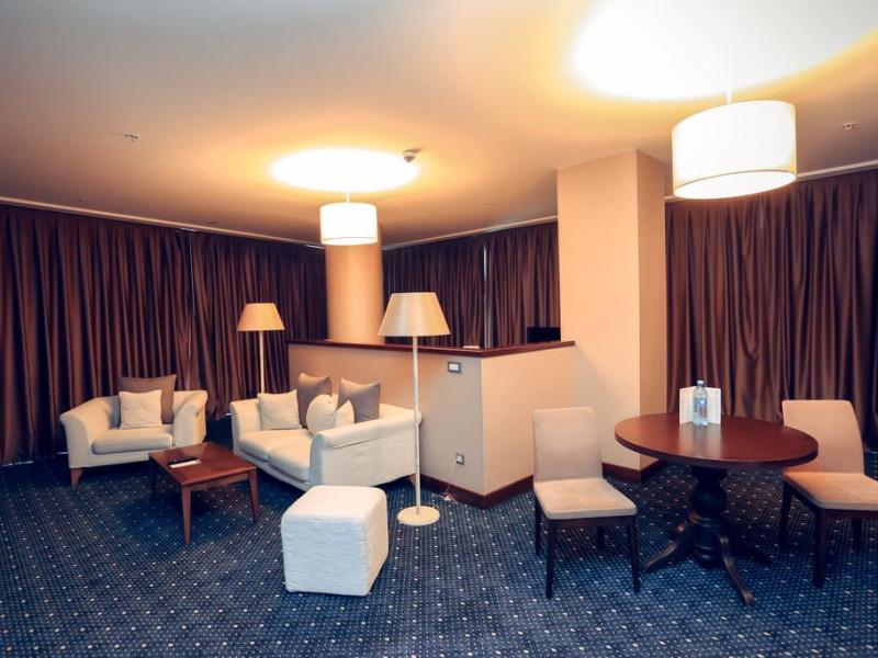 Parkside Hotel & Apartments