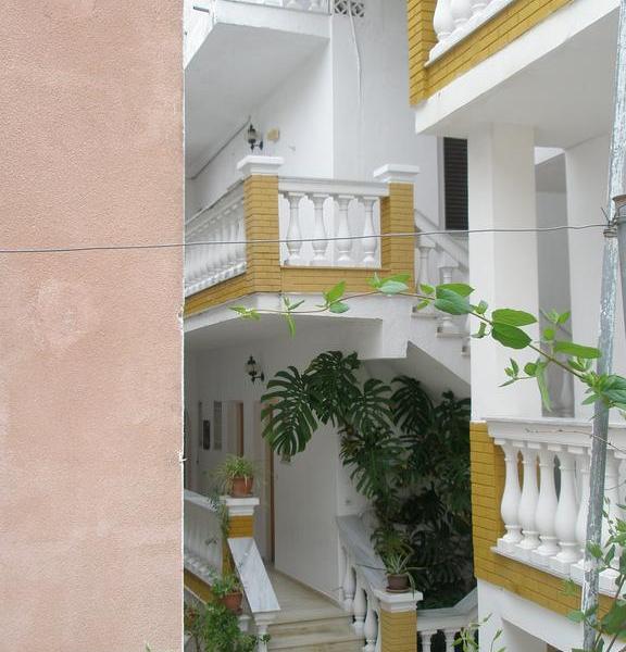 Alexandros Studios & Apartments