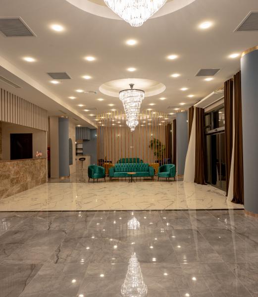 L Plaza Hotel