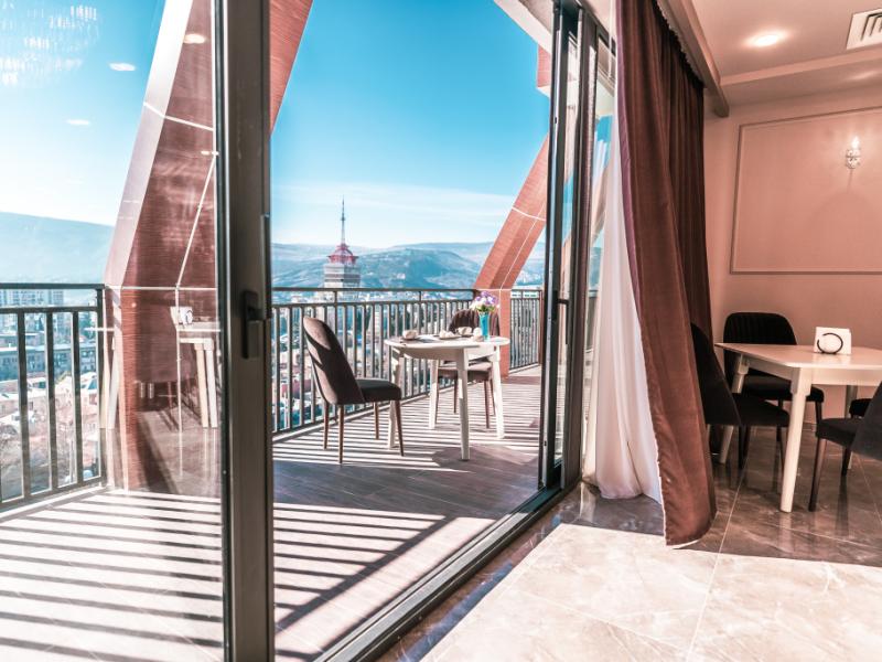 L Plaza Hotel