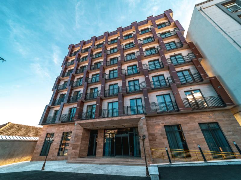 L Plaza Hotel
