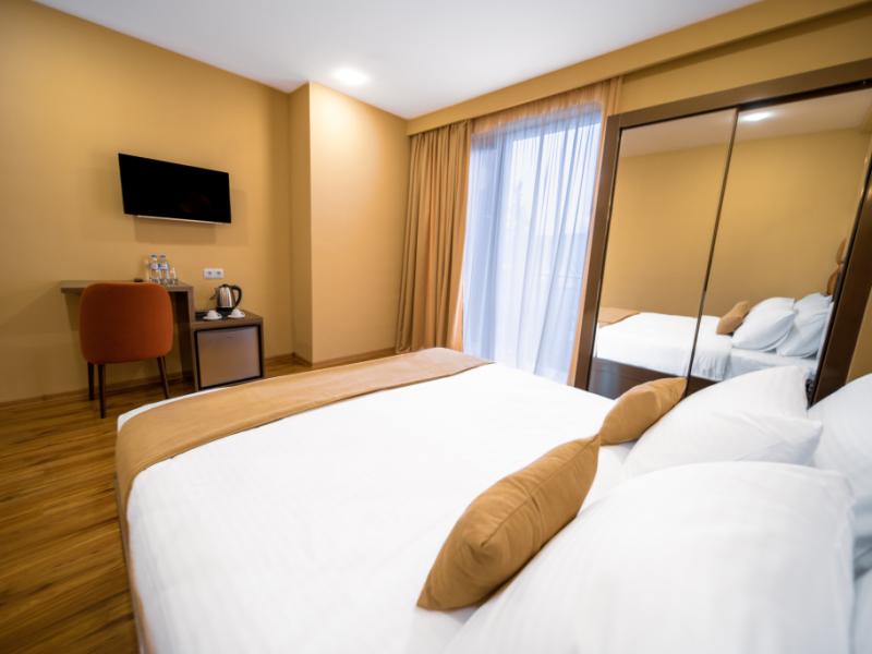 L Plaza Hotel