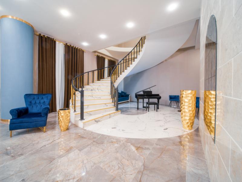 L Plaza Hotel