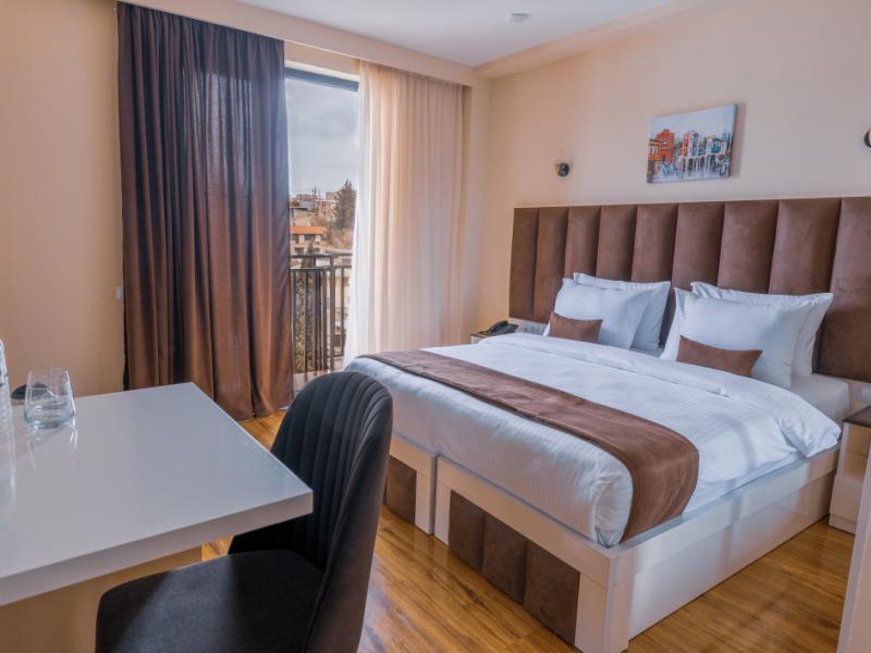 L Plaza Hotel