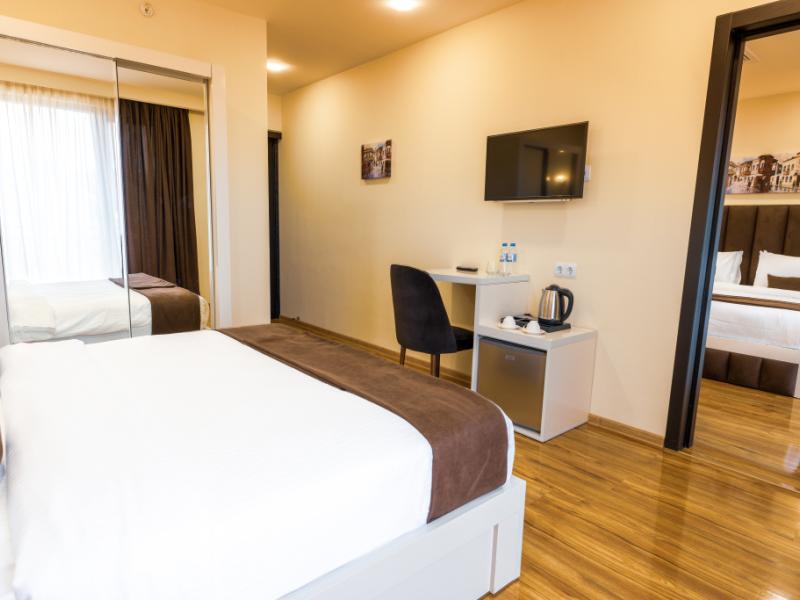 L Plaza Hotel